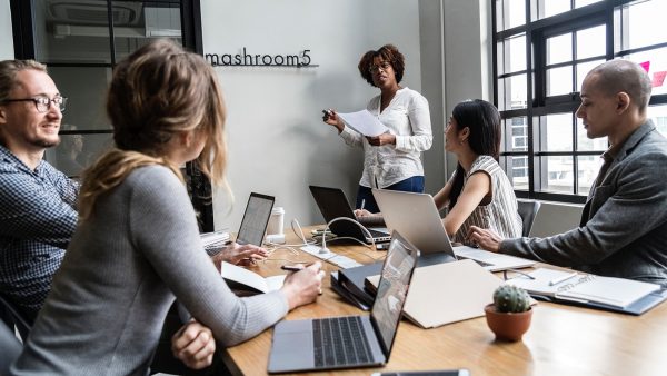 Un manager Forentem animant une session de management participatif avec son équipe.