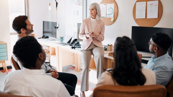 Manager la Diversité. Manager travaillant avec une équipe diversifiée